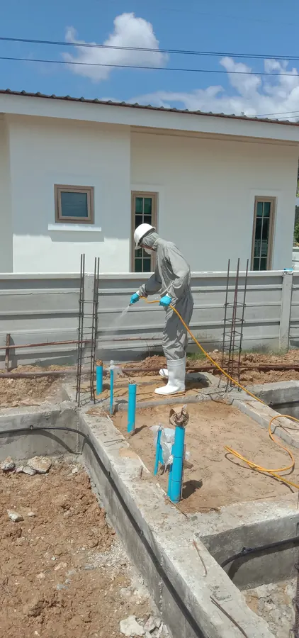 วางท่อกันปลวกตามแนวคานก่อนเทพื้น บ้านในโครงการ อ.สรรคบุรี จ.ชัยนาท — ทีมช่างโฮมบัคเซ็นเตอร์