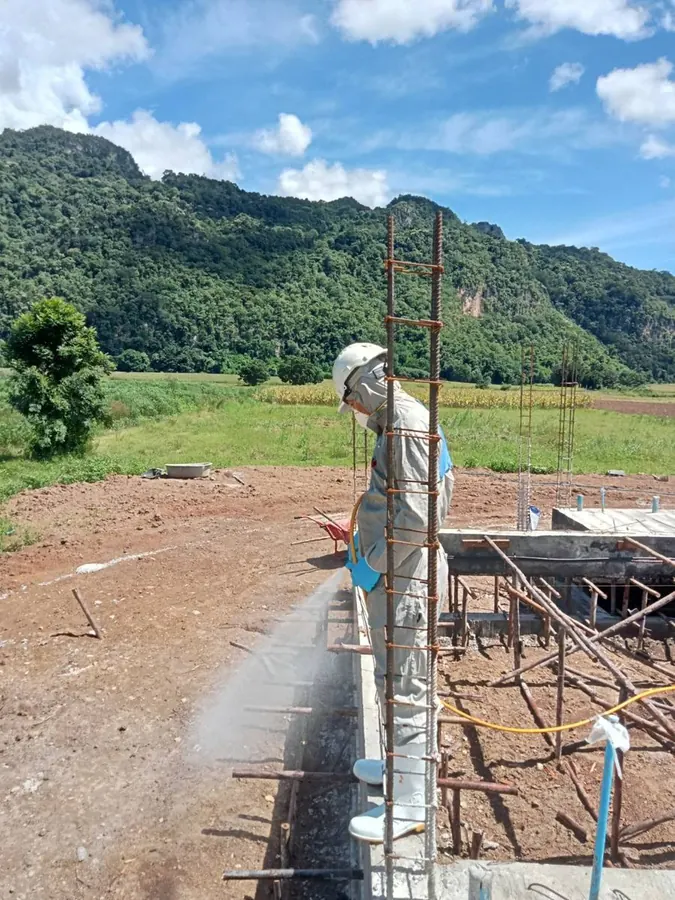 ฉีดดินกันปลวกก่อนเทพื้น อาคารสร้างใหม่ จ.อุทัยธานี — ทีมช่างโฮมบัคเซ็นเตอร์